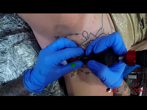 ❤️ Tsis tshua muaj tattooed hottie Sully Savage tau txais tattoo ntawm nws clitoris ☑  tawv porn  ntawm peb  ❌❤ Ib